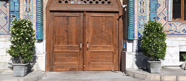 Двери закрытой центральной мечети в Душанбе - Sputnik Тоҷикистон