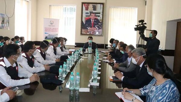 Министр здравоохранения и социальной защиты населения Таджикистана встретился с группой китайских врачей - Sputnik Таджикистан