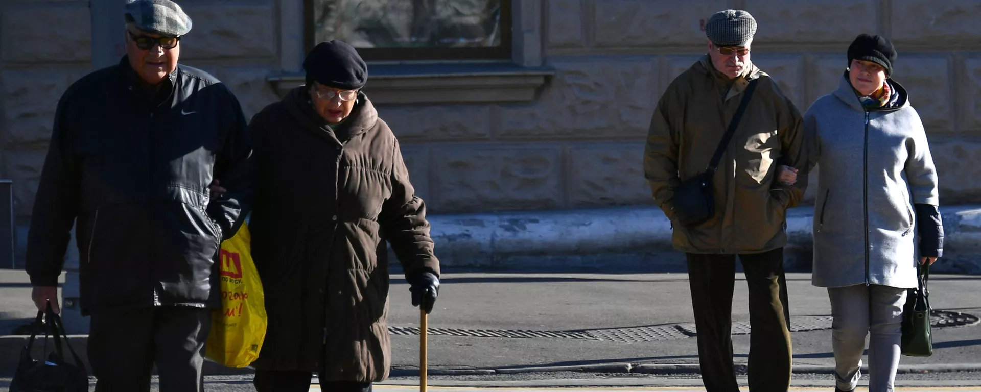 Прохожие на одном из пешеходных переходов в Москве.  - Sputnik Таджикистан, 1920, 26.01.2021