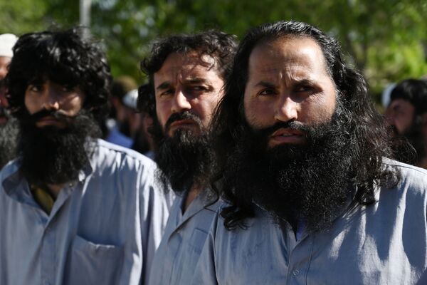 Заключенные талибы во время их освобождения из тюрьмы Баграм, Афганистан - Sputnik Таджикистан