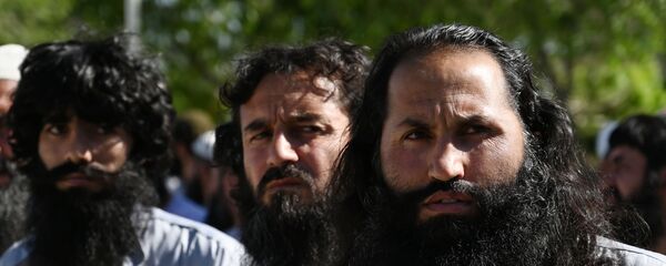 Заключенные талибы во время их освобождения из тюрьмы Баграм, Афганистан - Sputnik Таджикистан