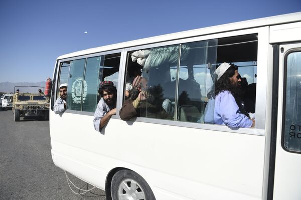 Конвоирование освобожденных талибов из тюрьмы Баграм, Афганистан - Sputnik Тоҷикистон