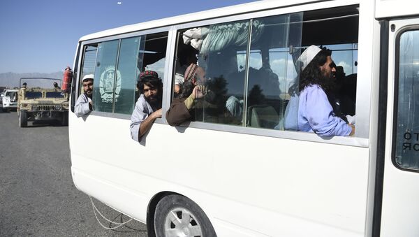 Конвоирование освобожденных талибов из тюрьмы Баграм, Афганистан - Sputnik Таджикистан