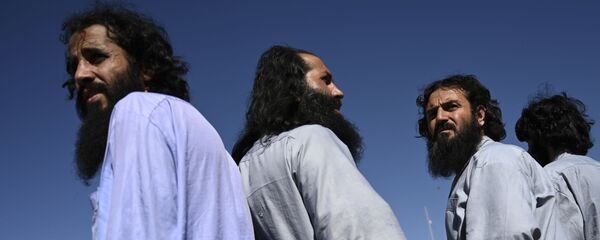 Заключенные талибы во время их освобождения из тюрьмы Баграм, Афганистан - Sputnik Таджикистан