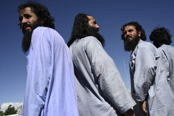 Заключенные талибы во время их освобождения из тюрьмы Баграм, Афганистан - Sputnik Таджикистан