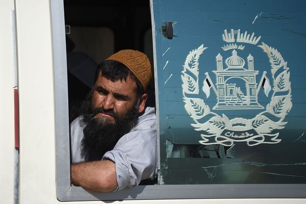 Талиб смотрит из автобуса во время после освобождения из тюрьмы Баграм, Афганистан - Sputnik Тоҷикистон