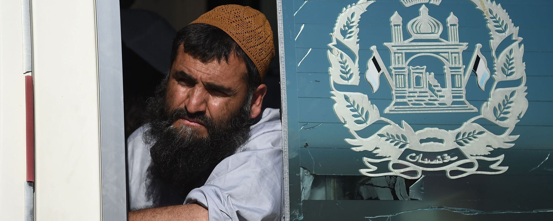 Талиб смотрит из автобуса во время после освобождения из тюрьмы Баграм, Афганистан - Sputnik Таджикистан, 1920, 13.07.2021