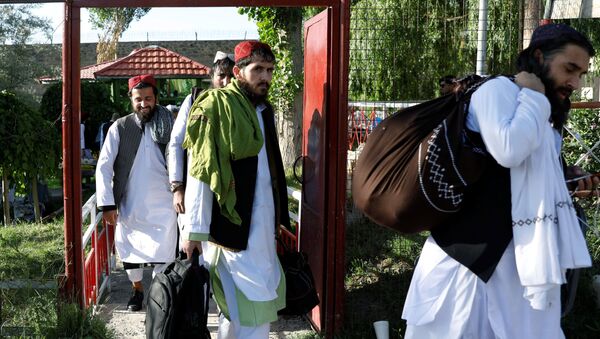 Освобожденные талибы в тюрьме Пули-и-Чархи в Кабуле, Афганистан - Sputnik Тоҷикистон