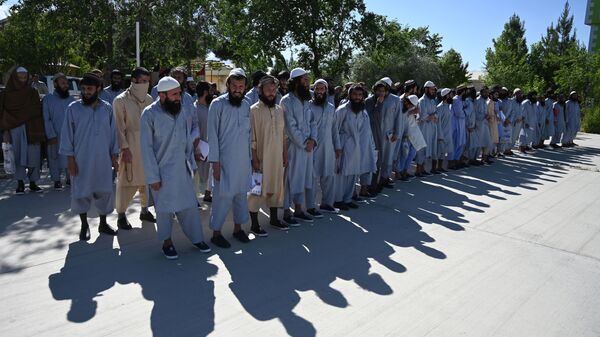 Заключенные талибы во время их освобождения из тюрьмы Баграм, Афганистан - Sputnik Тоҷикистон
