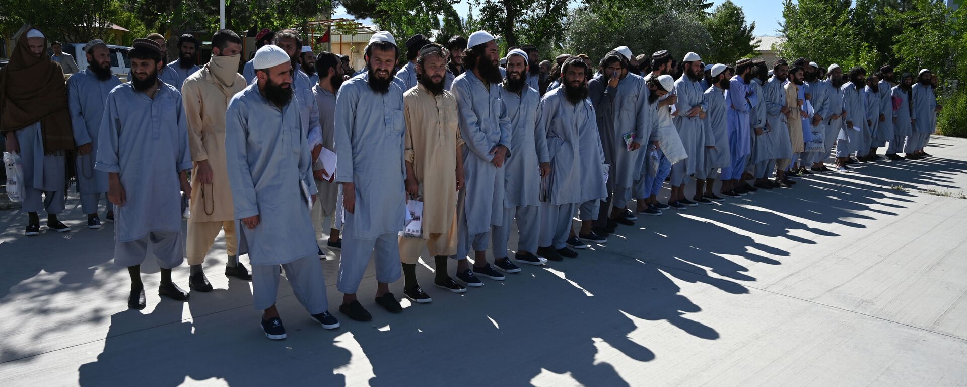 Заключенные талибы во время их освобождения из тюрьмы Баграм, Афганистан - Sputnik Тоҷикистон, 1920, 30.03.2021