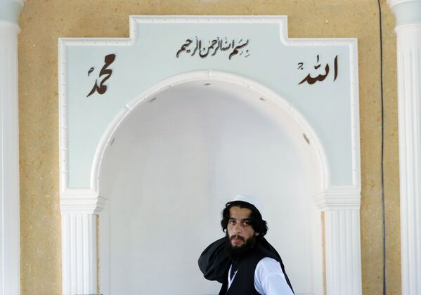 Освобожденный талиб переодевается в тюрьме Пу-и-Чархи в Кабуле, Афганистан - Sputnik Таджикистан