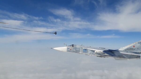 Экипажи фронтовых бомбардировщиков Су-24М отработали дозаправку в воздухе - YouTube - Sputnik Таджикистан