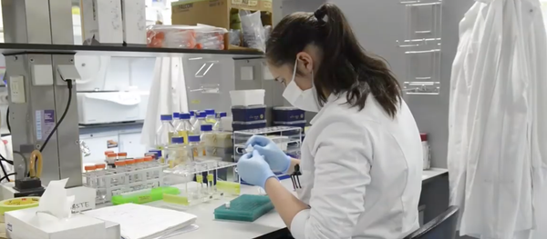 В погоне за выгодой: фармкомпании могли заранее подготовиться к пандемии коронавируса В погоне за выгодой: фармкомпании могли заранее подготовиться к пандемии коронавируса - Sputnik Тоҷикистон