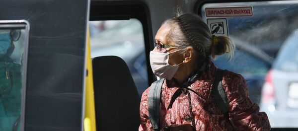 Пожилая женщина в медицинской маске Пожилая женщина в медицинской маске - Sputnik Таджикистан