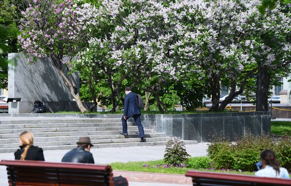 Горожане на Театральной площади в Москве - Sputnik Таджикистан