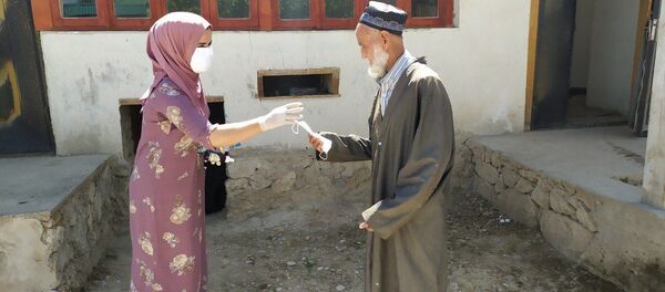 Студенты-волонтеры ХГМУ рассказывают жителям Дангары о коронавирусе Студенты-волонтеры ХГМУ рассказывают жителям Дангары о коронавирусе - Sputnik Таджикистан