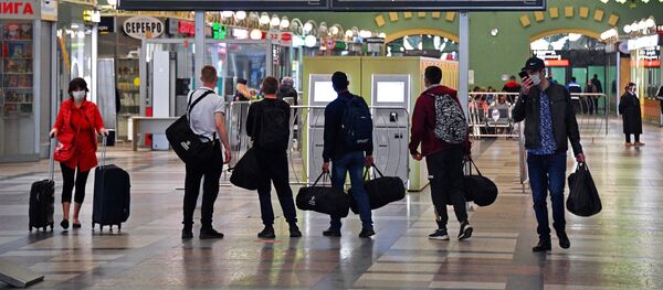 Пассажиры в здании Казанского вокзала во время дезинфекционной обработки вокзала - Sputnik Тоҷикистон