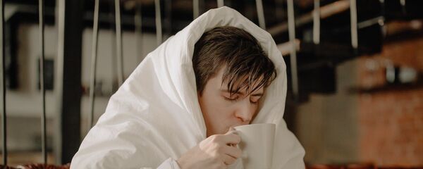 Больной пьет горячий напиток - Sputnik Таджикистан