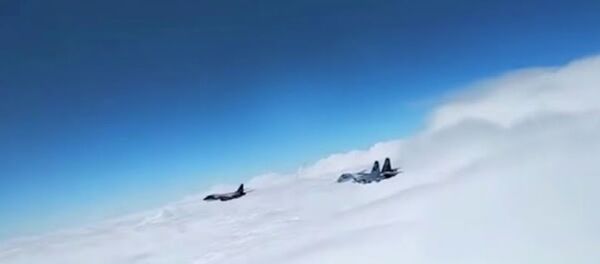 Российские истребители вновь перехватили американский самолет-шпион — видео Российские истребители вновь перехватили американский самолет-шпион — видео - Sputnik Таджикистан