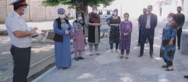 Таджикская милиция объясняет душанбинцам как вести себя во время самоизаляции Таджикская милиция объясняет душанбинцам как вести себя во время самоизаляции - Sputnik Тоҷикистон