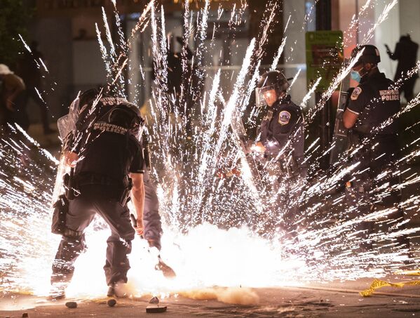 Взрыв брошенной протестующими петарды в Вашингтоне  - Sputnik Таджикистан
