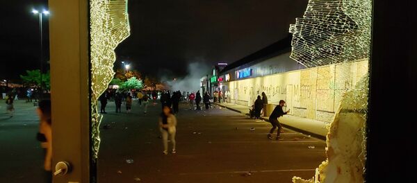 Разбитая витрина магазина в Миннеаполисе - Sputnik Таджикистан