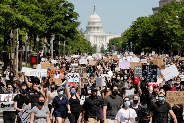 Марш протестующих у здания Капитолия в Вашингтоне  - Sputnik Таджикистан
