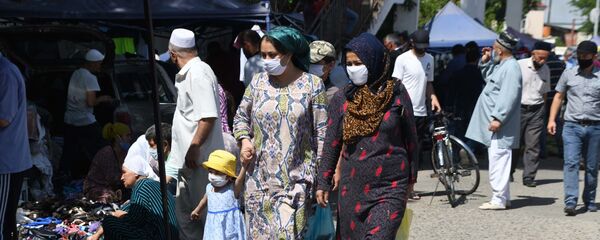 Люди в масках в городе Душанбе - Sputnik Таджикистан