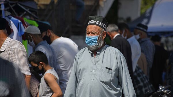Дедушка в маске в городе Душанбе - Sputnik Таджикистан
