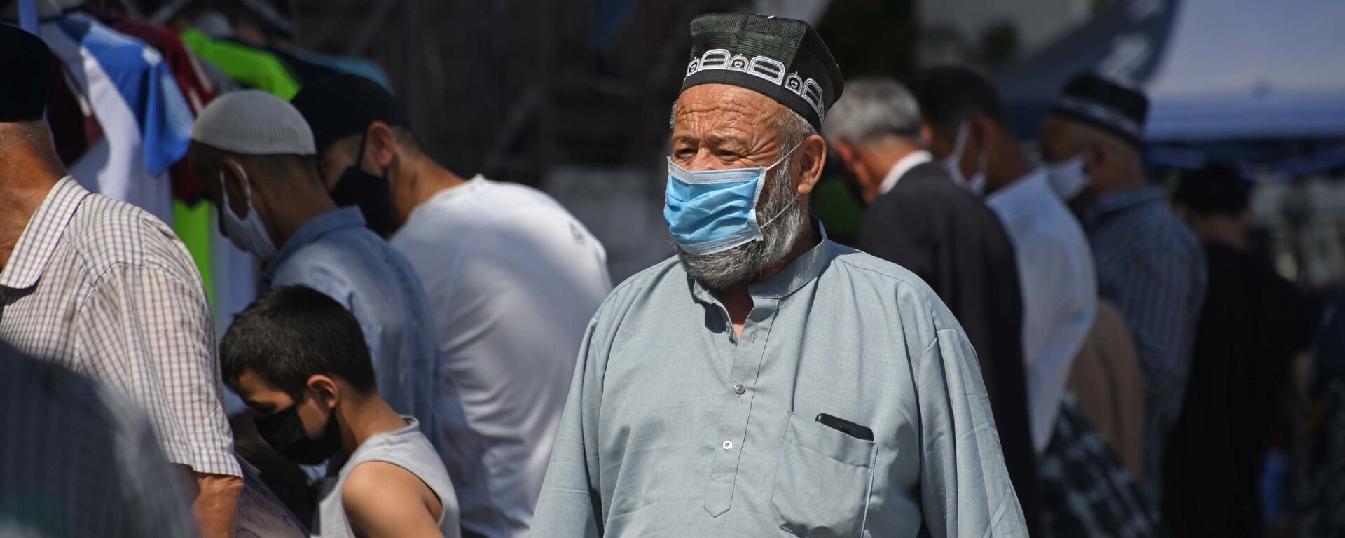 Дедушка в маске в городе Душанбе - Sputnik Таджикистан, 1920, 22.06.2021