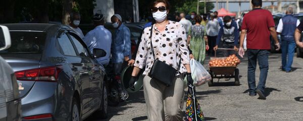Женщина в защитной маске в городе Душанбе - Sputnik Тоҷикистон