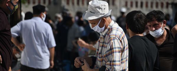 Мужчина в защитной маске в городе Душанбе Мужчина в защитной маске в городе Душанбе - Sputnik Таджикистан