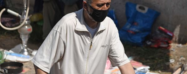 Мужчина в защитной маске в городе Душанбе - Sputnik Тоҷикистон