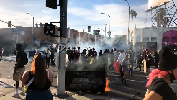 Беспорядки в США: стычки протестующих с полицией в Лос-Анджелесе - видео - YouTube - Sputnik Таджикистан