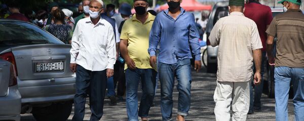 Люди на улице в Душанбе в защитных масках - Sputnik Таджикистан