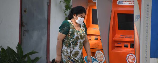 Женщина в защитной маске в городе Душанбе Женщина в защитной маске в городе Душанбе - Sputnik Тоҷикистон