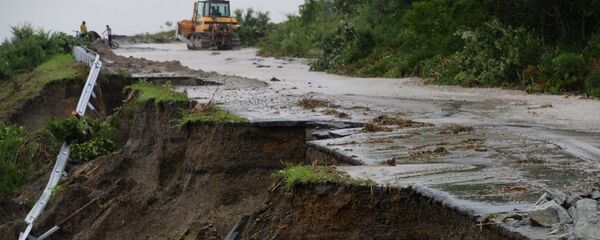 Подмытая ливнями дорожное полотно на трассе, архивное фото - Sputnik Тоҷикистон