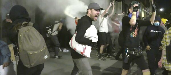 Эътирозҳо дар ИМА: чӣ гуна амрикоиҳо мекӯшанд гунаҳро ба Русия таҳрик диҳанд Эътирозҳо дар ИМА: чӣ гуна амрикоиҳо мекӯшанд гунаҳро ба Русия таҳрик диҳанд - Sputnik Тоҷикистон