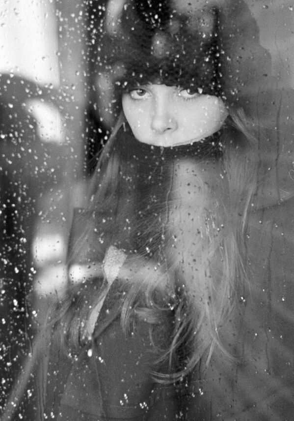 Портрет девушки, стоящей за стеклом с каплями дождя. - Sputnik Таджикистан
