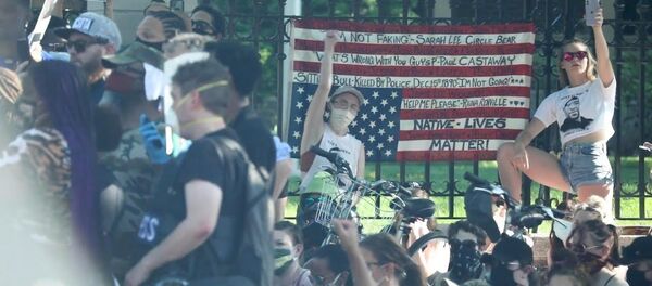 Сотни людей собрались в Миннеаполисе у резиденции губернатора - Sputnik Тоҷикистон