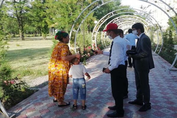 Аз хона набароед: 45 гурӯҳи кории Рустами Эмомалӣ дар мубориза бо коронавирус - Sputnik Тоҷикистон