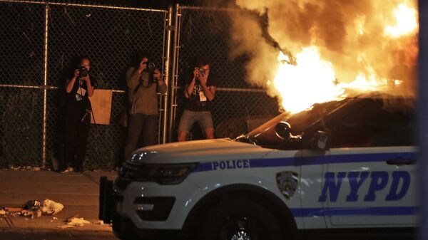 Фотографы во время съемки горящей полицейской машины в Нью-Йорке  - Sputnik Таджикистан