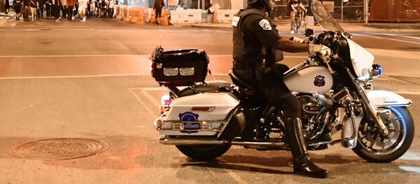 Акции протеста начались в США после убийства полицейскими при задержании афроамериканца Джорджа Флойда в Миннеаполисе Акции протеста начались в США после убийства полицейскими при задержании афроамериканца Джорджа Флойда в Миннеаполисе - Sputnik Таджикистан