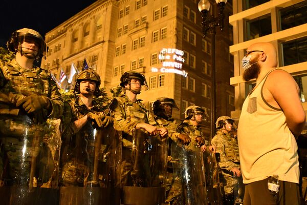Военнослужащие национальной гвардии США в результате движения оттеснили митингующих  - Sputnik Таджикистан