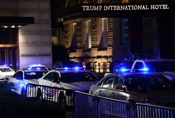 Машины полиции у здания Trump International Hotel в Вашингтоне во время акции протеста против полицейского насилия - Sputnik Таджикистан