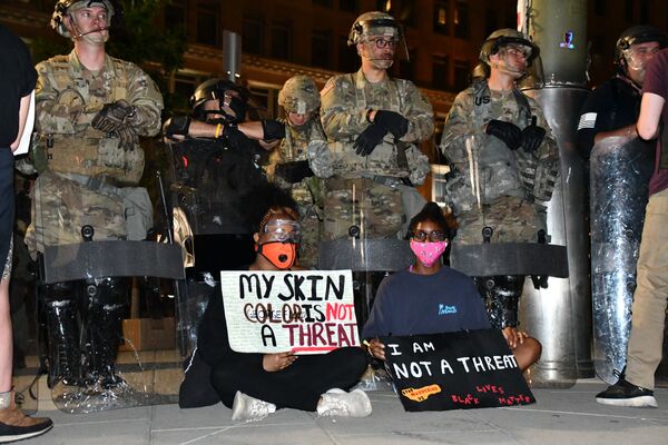 Протестующие и военнослужащие национальной гвардии США в Вашингтоне - Sputnik Таджикистан