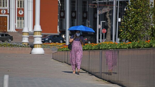 Женщина в защитной маске в центре Душанбе - Sputnik Таджикистан