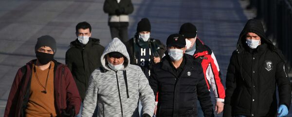 Пешеходы идут по Патриаршему мосту в Москве. Пешеходы идут по Патриаршему мосту в Москве. - Sputnik Тоҷикистон