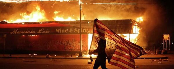 Протестующий с флагом США - Sputnik Таджикистан