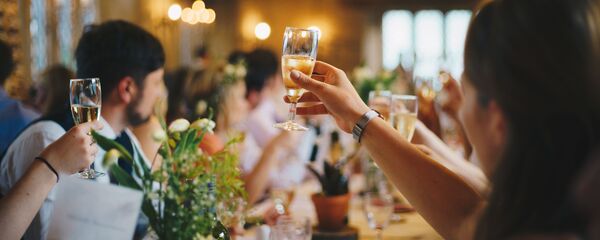 Бокалы с шампанским на свадебном торжестве - Sputnik Таджикистан